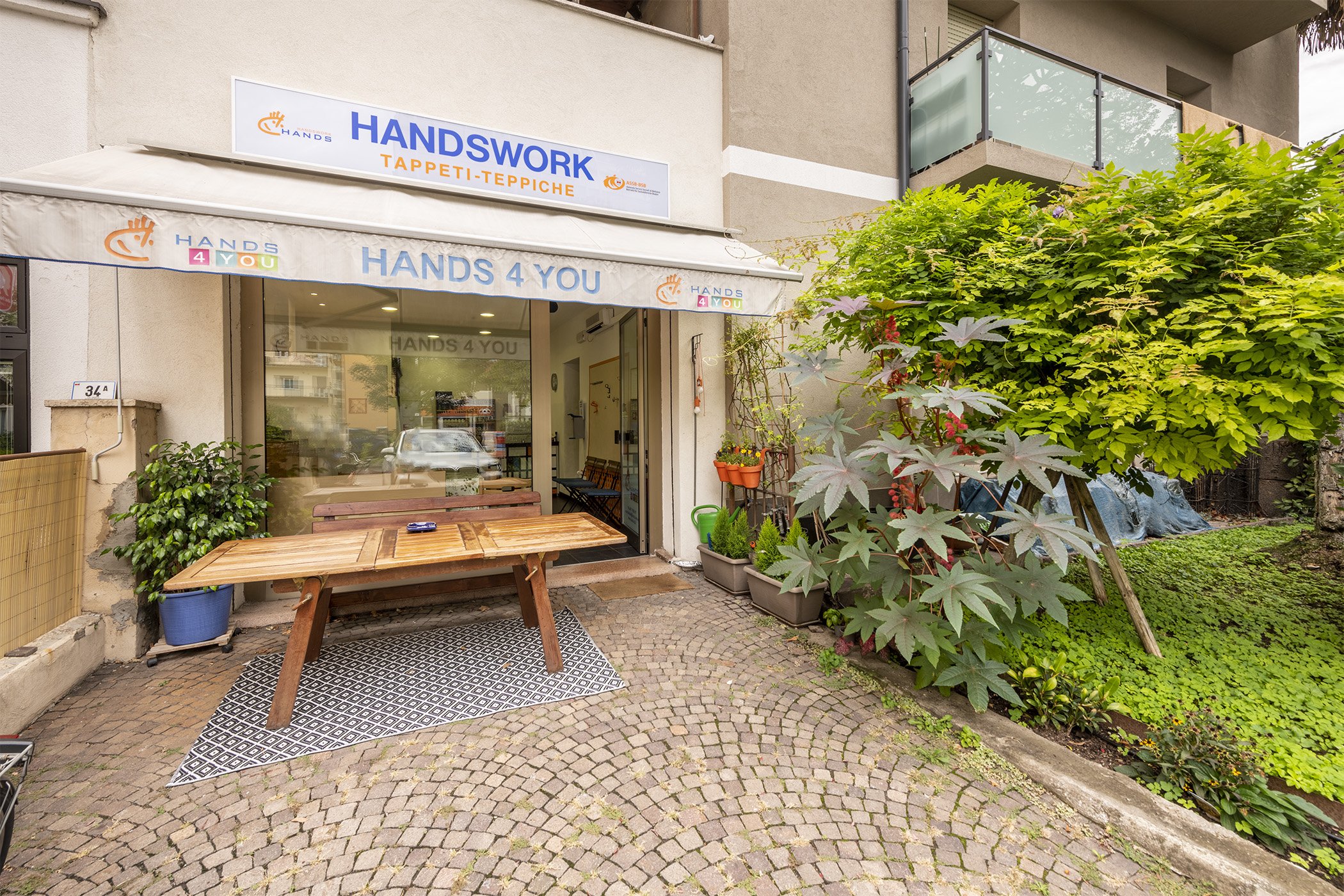 01 hands bolzano