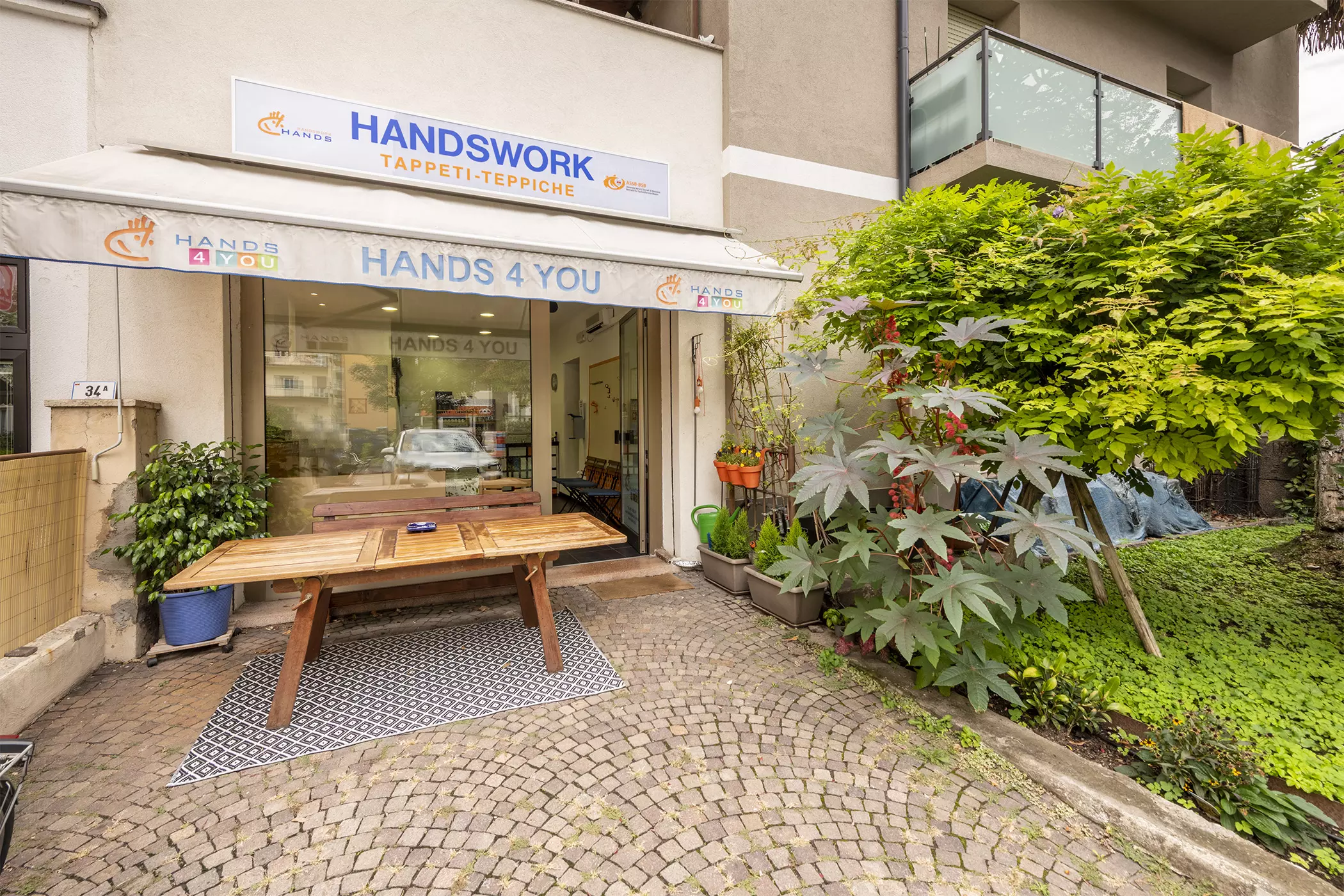01 hands bolzano